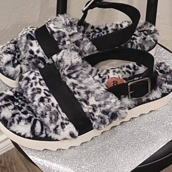 Koolaburra By Ugg Fuzz'd Out Adjustable Sandal - Picture 5 of 8